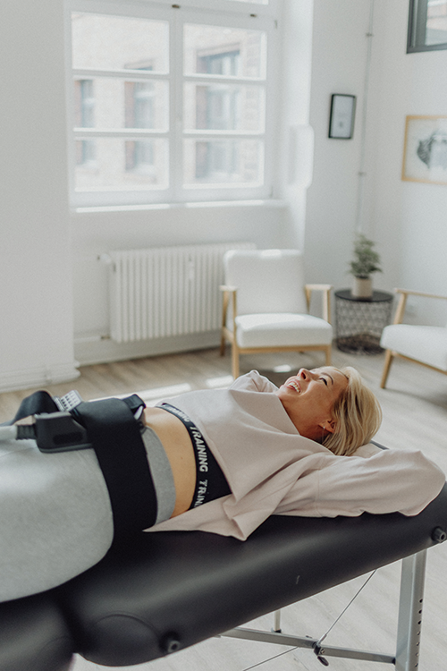 Frau entspannt auf der EMP Body Contouring Liege